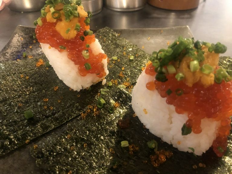 ウニとイクラをたっぷり乗せた、贅沢でおいしい『痛風にぎり』
