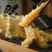 新鮮な海の幸・山の幸を、『天ぷら』で楽しめます。プリプリの魚介、みずみずしい野菜を使った『天ぷら』は、お酒のお供にも最適。盛り合わせもあるので、大人数でのシェアにもオススメです。