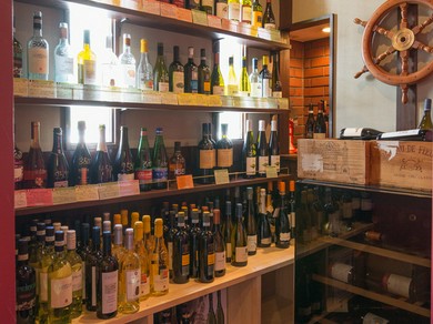 イタリアの北から南まで、50種類ものワインを揃えています