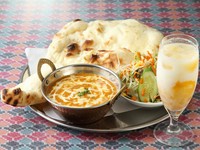 チキンの挽肉とチーズ入れてつくったスパイシーなドライカレー。ナンまたはライス、ミニサラダ、ドリンクがついています。