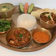 ネパールの代表的な家庭料理。ダル＝豆を使ったカレーに、バート＝米がセットになった『ダルバート』。そこにカレー風味のおかず、ネパール風漬物の2つを加えた4つがセットになった定食のことを言います。