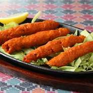 チキンとマトンの挽肉に、インドのスパイスで味付けし、タネを串に巻き付けてタンドールで焼いた、焼き鳥のつくねのような料理です。もっと食べたいという方には4P（850円）がおすすめ。
