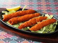 チキンとマトンの挽肉に、インドのスパイスで味付けし、タネを串に巻き付けてタンドールで焼いた、焼き鳥のつくねのような料理です。もっと食べたいという方には4P（850円）がおすすめ。