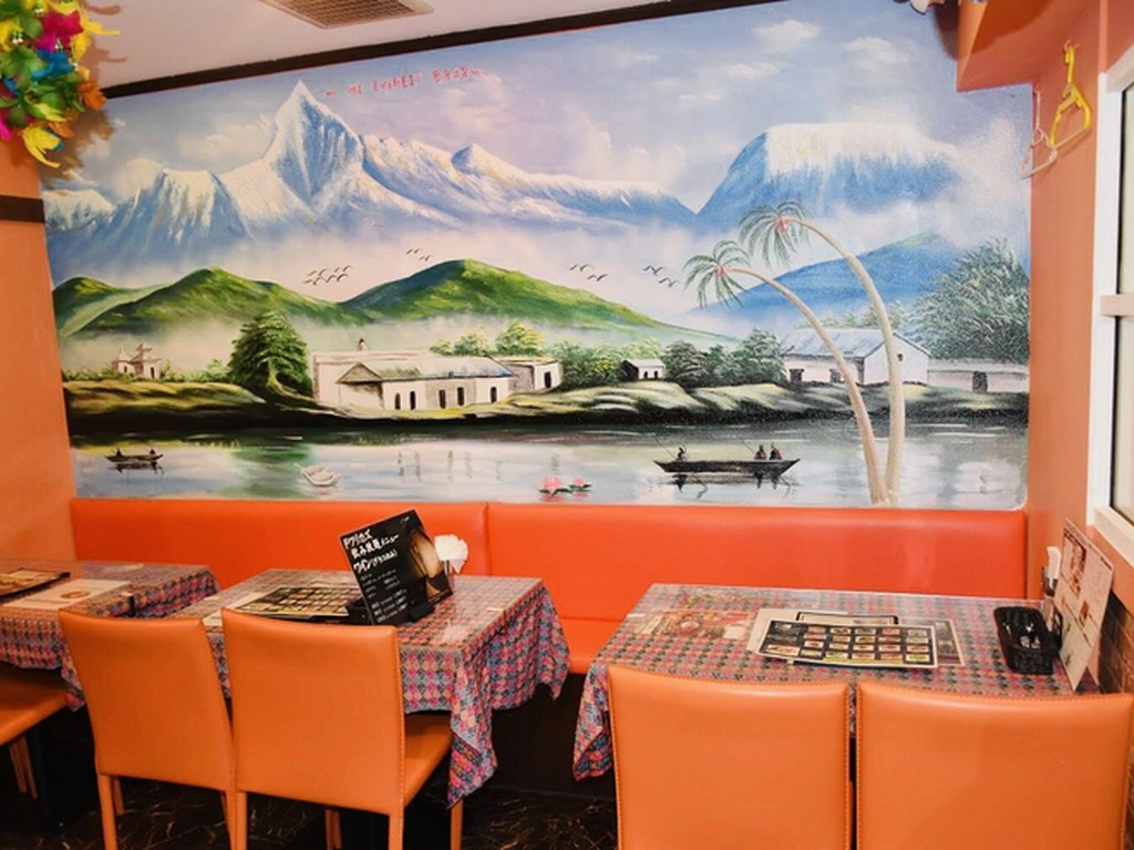 席間隔をあけてアクリル板を設置、店外には検温の機械も設置