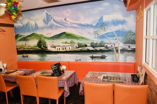 席間隔をあけてアクリル板を設置、店外には検温の機械も設置