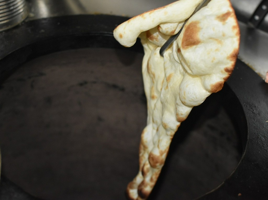 特別にカメリア粉を調合。炭で焼いているので本店ならではの味