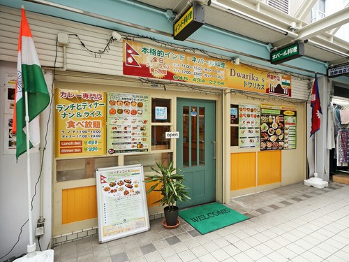 気軽に入りやすい、ポップな雰囲気の外観