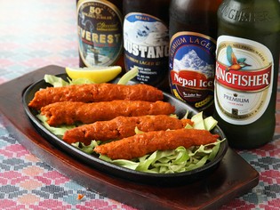 チキンとマトンの挽肉でつくね風に仕上げた『シークカバブ』