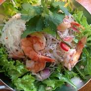 タイの春雨サラダ。海鮮や鶏肉を茹でたての春雨と一緒にチリやニンニク、ナンプラーの入った辛いタレと和えています。ちょっと温かい状態で食べるサラダです。