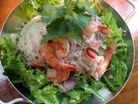 タイの春雨サラダ。海鮮や鶏肉を茹でたての春雨と一緒にチリやニンニク、ナンプラーの入った辛いタレと和えています。ちょっと温かい状態で食べるサラダです。