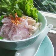 生姜や葱と一緒にコトコト煮込んだ鶏ガラスープはベトナムのお米の麺” フォー” のやわらかい食感と相まってほっとする優しい味です。