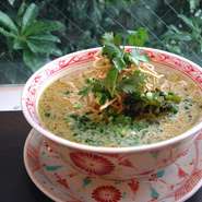 タイチェンマイの名物麺料理。マイルドなチキンココナッツイエローカレーに中華麺を入れ、上に揚げた麺を乗せます。２種類の食感を楽しんで食べる麺料理。