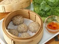 甘辛く味付けした挽き肉をタピオカで包んで蒸し上げています。モチモチした口当たりとガーリックの風味が印象的です。
