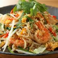 「センレック」というお米の麺を使ったタイ風焼きそばです。ナンプラーの風味と海鮮の旨味が相まって、想い出に残る味に出会えます。