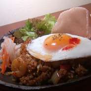 インドネシアのチャーハン。当店ではシナモンを効かせて甘辛く仕上げてあります。トロトロの目玉焼きを崩してお召し上がり下さい。