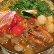 タイスキは海鮮、肉など色々な具材が入った鶏ガラベースで優しい味の食べやすい鍋です。
チリやライムやフライドオニオンなど豊富な薬味と調味料で好きな味を作りながら食べてください。
ココナッツハーブ鍋はアサリと中華麺を絡めて食べるベトナムの鍋で、ディルやパクチーなど沢山のハーブを入れて食べます。
トムヤムトマト鍋はエビとトマトがたっぷり入った辛くて酸っぱい鍋です。お好みでココナッツミルクを足しても。
