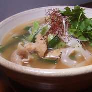 米麺の中でもかなり太い”セイヤイ”を使った煮込み麺。
タイの発酵味噌を使ったこっくりとしたスープが特徴です。
キャベツやニラ、唐辛子が入った体が温まる事間違いなしのオススメメニューです。
冬限定。
