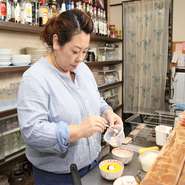 アジアンフードは知らないメニューや馴染みが浅い料理も多いと思います。お客様に好奇心を持ってもらえる様になるべく分かりやすくご説明し、アジアご飯の楽しい食べ方も提案しております。