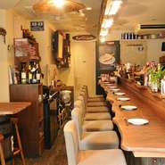 ウッディ感のある温かみのある内観で、大きな一枚板のロングカウンターが目を引きます。アメリカにありそうなノリの良いカジュアルな雰囲気が魅力です。小ぢんまりしているのでスタッフのサービスも行き届いてます。