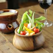 地元の湘南野菜にこだわったローカルな味を追求したメニュー。地場の野菜は元気で味が濃いのが特徴。特製アンチョビソースで食べると湘南の風を感じられる一品です。