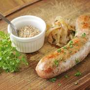 フランクフルト並に大きな自家製ソーセージ。オリジナルのスパイス調合でつくったお酒にピッタリの一品です。付け合わせのザワークラウトはラズベリービネガーで漬けこんであり、酸味に角が無いまろやかな味です。