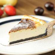 店に訪れる客のほとんどが注文するという人気のメニュー。ニューヨークで働いていた経験から生まれた本場仕込みの味です。ニューヨーカーにも大人気だった、どっしりと重く、チーズの味が濃厚なケーキです。