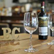 全20席の小さな店なので、コミュニケーションを大切にしています。スタッフ一同、お客様との会話を心がけ、お客様同士での会話も楽しめる店にしたいです。