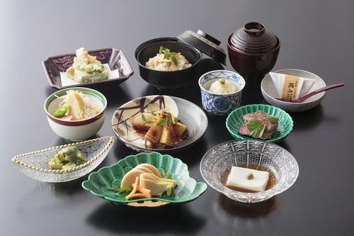 5月10日まで、旬の竹の子料理をご提供。ご予約承っております。