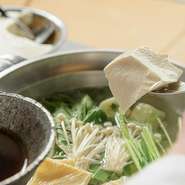 年間を通じて提供される名物の湯豆腐のほか、夏は鱧しゃぶ、冬は鴨鍋、とりの水炊き、てっちりなど、旬の食材を盛り込んだコースが登場します。それぞれが滋味あふれる、風味豊かな味わいです。