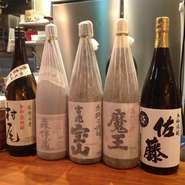 【ししくら】では、それぞれの料理によく合う日本酒を常時約15種類ほど取り揃えているほか、焼酎なども幅広くご用意。季節によって旬の地酒を仕入れているので、料理に合わせて飲み比べてみてください。