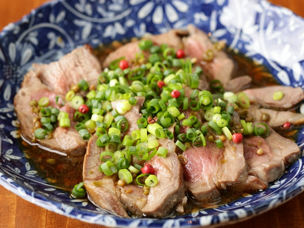 じっくり火を通すことで旨味を凝縮した、ラムの肩ロースがたまらない『ローストラムの実山椒ソース』
