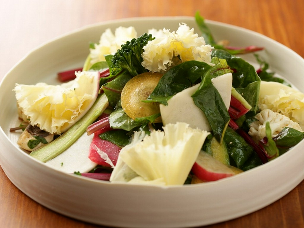 色鮮やかな野菜に花びらのようなチーズを添えて、華やかに。『色どり野菜とテテドモアンヌのサラダ』