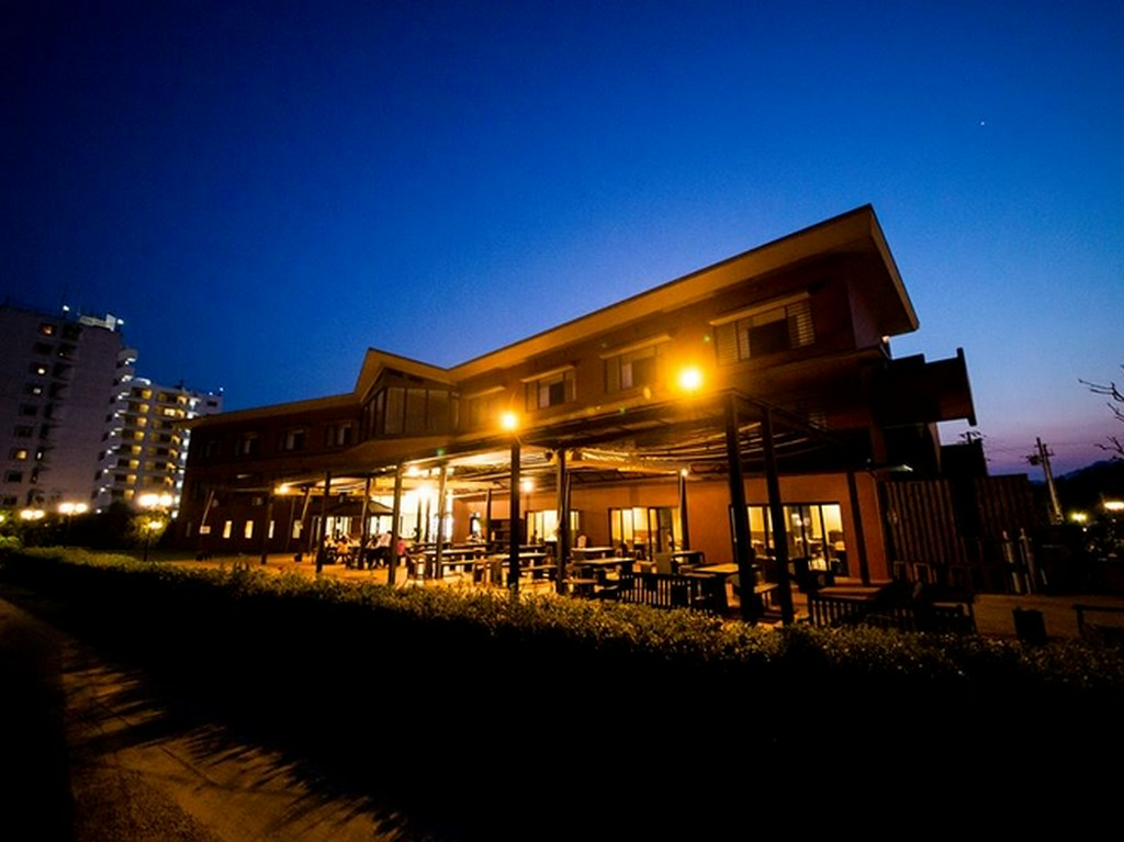 夜はライトアップ。潮騒とほのかに見える海もまた格別です