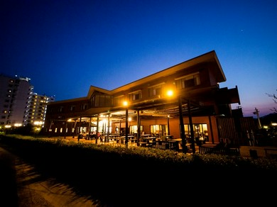 夜はライトアップ。潮騒とほのかに見える海もまた格別です