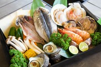 サザエ1個、帆立1枚、鯵干物1枚、海老1尾、おおあさり片身、烏賊切り身、加えて50種類上の食べ放題バイキング付
※GW、７月の週末、夏休み期間、9月の連休／週末はプラス1,000円税別になります。