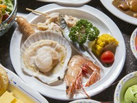 お子様BBQセット（帆立1枚、ししゃも1尾、赤海老1尾、焼き鳥2本など）に、唐揚げやカレーなどの50種類以上食べ放題バイキング付