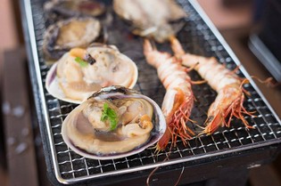 浜焼きバーベキューの醍醐味、おおあさりと近海魚の一夜干し