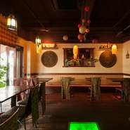 異国情緒あふれるオシャレな店内。アジアの素敵なインテリアに囲まれながら、ちょっとロマンティックな雰囲気を満喫できる、デートにもぴったりなお店です。