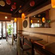 エキゾチックなインテリアに囲まれた、オシャレで落ち着ける空間。マレーシア料理を味わいながら、記憶に残る特別な時間をお過ごしください。デートのディナーや記念日などのご利用にもお勧めです。