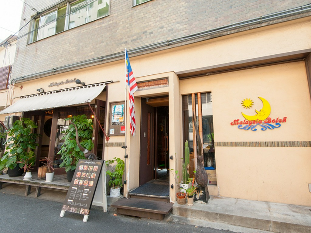 大きな通りから少し入った、静かな場所に佇む大人の隠れ家