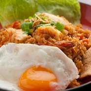 醤油ベースのピリ辛炒飯です。プリップリのエビも入った旨辛い味は、手が止まらなくなる美味しさ。芳ばしい香りに食欲も刺激されます。