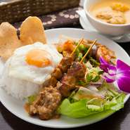 人気のマレーシア料理、『サテー』、『チキンカレー』、『サンバル炒め』が一皿で味わえます。いろいろ食べたい欲張りな人にぴったりな彩豊かな逸品です。