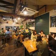 30名ほどの貸切も可能な2階の空間は個室使いも可。宴会メニューもあり、飲み放題付きで4000円から。コース価格やメニューは応相談。手づくりデザートも有るので飲み会のあともゆっくり楽しめます。