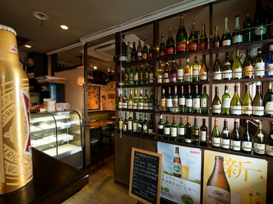 バラエティーに富むワインがおよそ100種類
