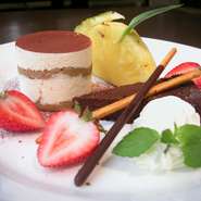 パティシエも常住。ショーケースからケーキを選んでコーヒーか紅茶とセットでどうぞ。人気はガトーショコラやベイクドチーズケーキ、季節のフルーツタルト。バースデーケーキやウエディングケーキも好評（要予約）。