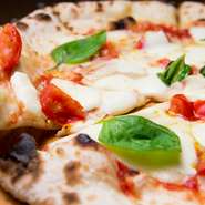 （トマト・バジル・モッツァレラチーズ・トマトソース）400度の高温で焼き上げる自慢のピッツァは、もちもち生地のナポリ風かクリスピータイプのミラノ風から選べます。