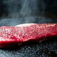 ステーキは、溶岩焼をチョイスすると2割引きに。溶岩石が発する遠赤外線でジューシーに焼き上がります。