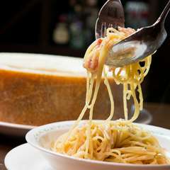 シェフパフォーマンスが魅力『パルメザンチーズのパスタ』