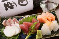 地元や近隣の市場から仕入れた旬の鮮魚をお刺身に。釧路のおいしいものを味わいつくすのにまずは注文したい一皿です。