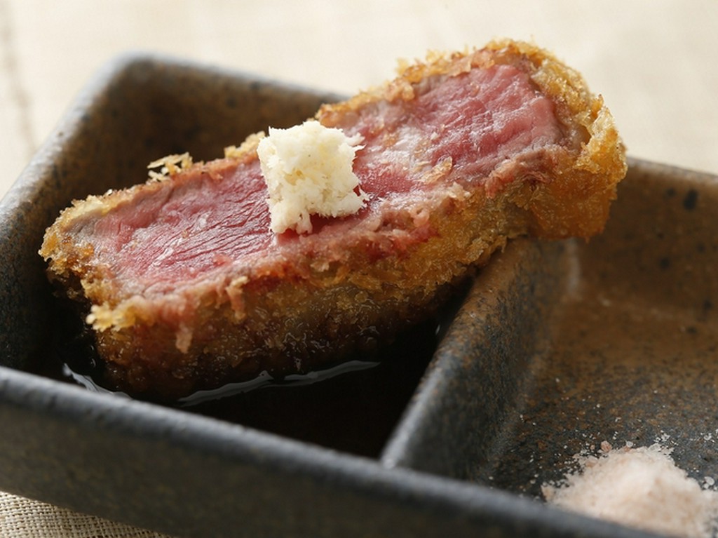 北海道産の山わさびが牛カツの味をさらに引き立てる